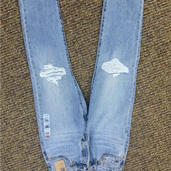 Levi's 501 Light Blue Denim Jeans with Leather Patch - Picture 4 of 6